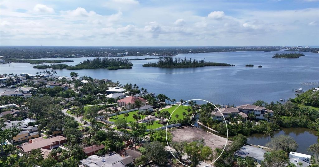 Image 3 of property listing at 546 FREELING DRIVE, Sarasota, FL 34242