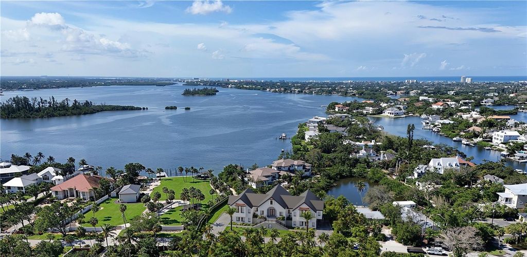 Image 7 of property listing at 546 FREELING DRIVE, Sarasota, FL 34242