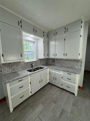 774 NW 16th St, Lawton, OK 73507