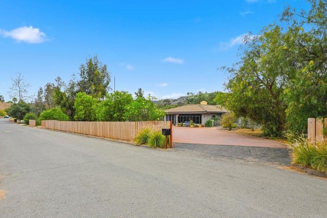 10190 Rayford Drive, Escondido, CA 92026