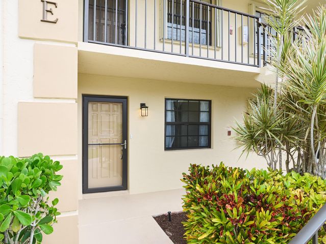 1101 Pinecrest Circle E, Jupiter, FL 33458