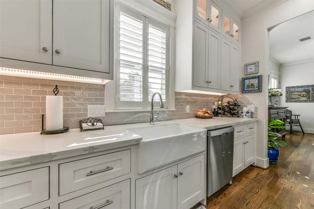 1202 Walton Street, Houston, TX 77009