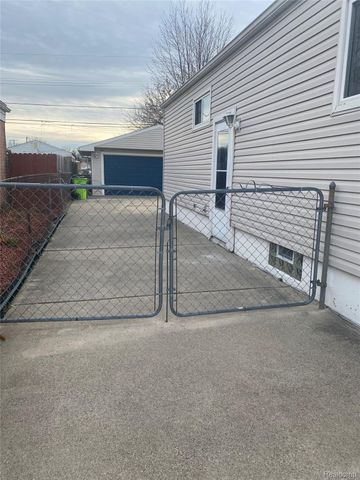 19430 Williamson Street, Clinton Charter Township, MI 48035