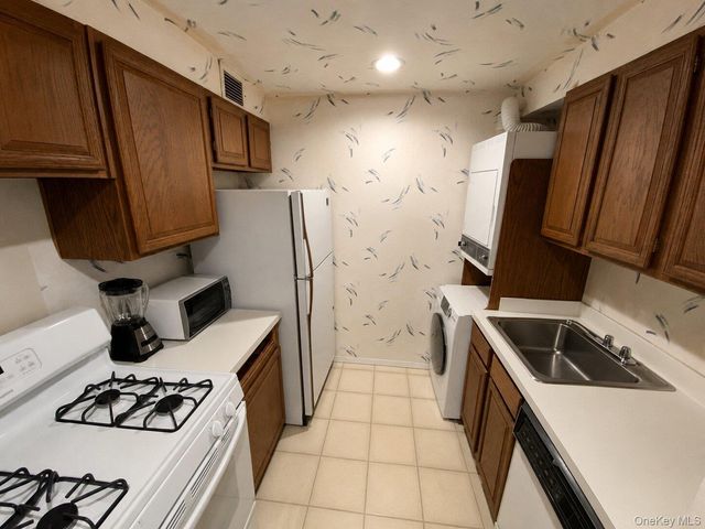 26910 Grand Central Parkway 4M, Floral Park, NY 11005