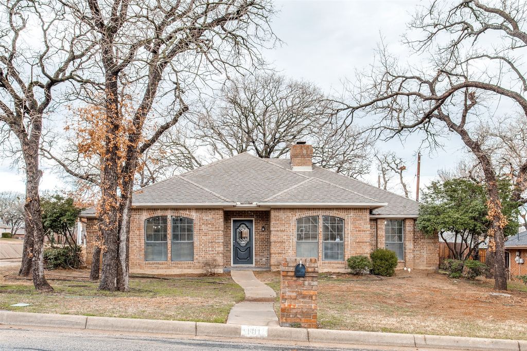 101 NE Brushy Mound Road, Burleson, TX 76028
