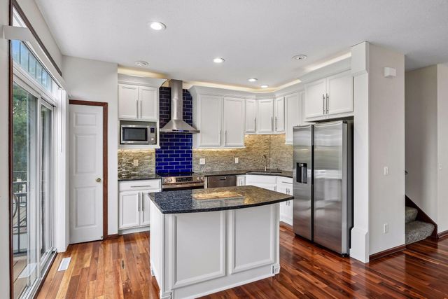 1528 Savanna Drive, Shakopee, MN 55379