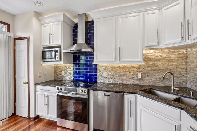 1528 Savanna Drive, Shakopee, MN 55379