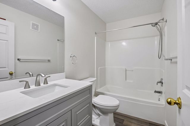 1528 Savanna Drive, Shakopee, MN 55379
