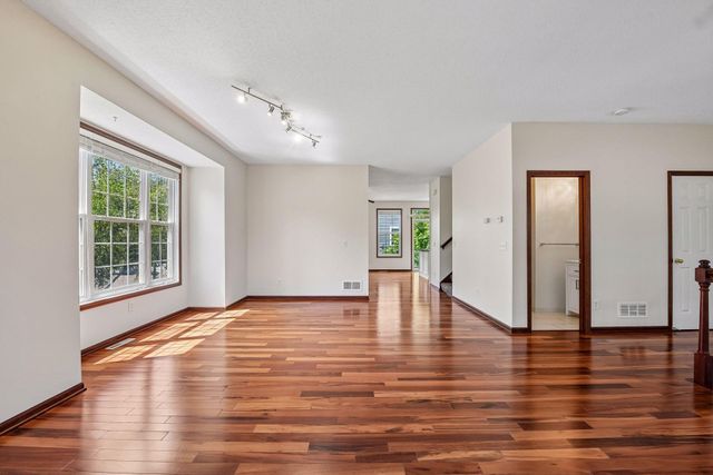 1528 Savanna Drive, Shakopee, MN 55379