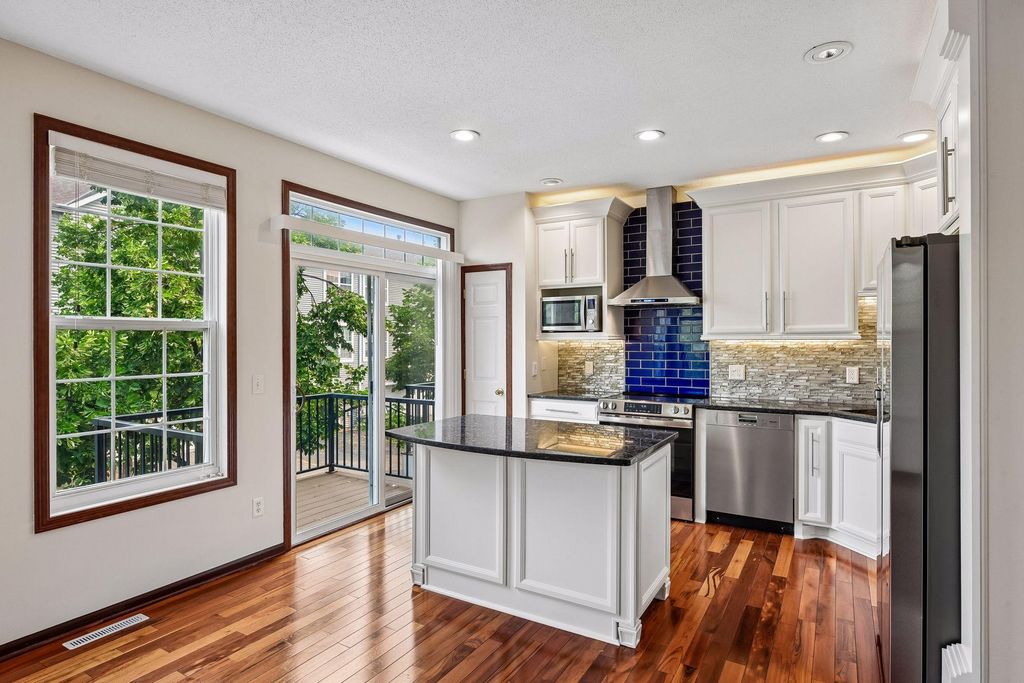1528 Savanna Drive, Shakopee, MN 55379