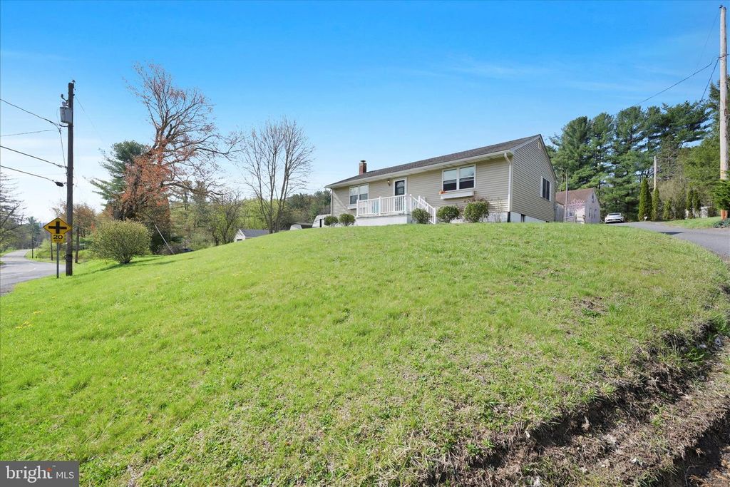 Image 3 of property listing at 95 NEW ST, Pottsville, PA 17901