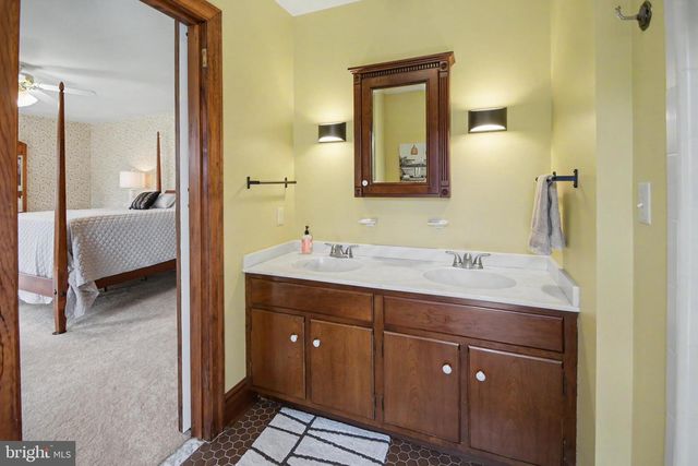1881 TOWNSHIP LINE RD, Telford, PA 18969