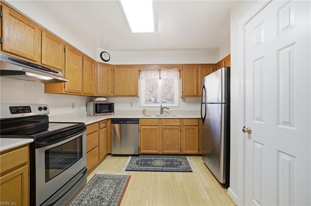 1213 Foursome LN, Virginia Beach, VA 23455