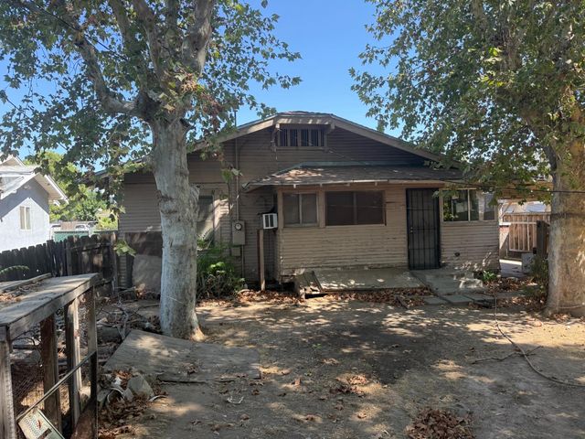 138 E Alhambra Avenue, Fresno, CA 93728