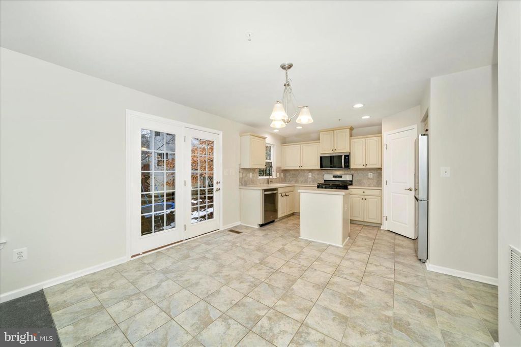 Image 13 of property listing at 7014 LINDEN AVE, Elkridge, MD 21075