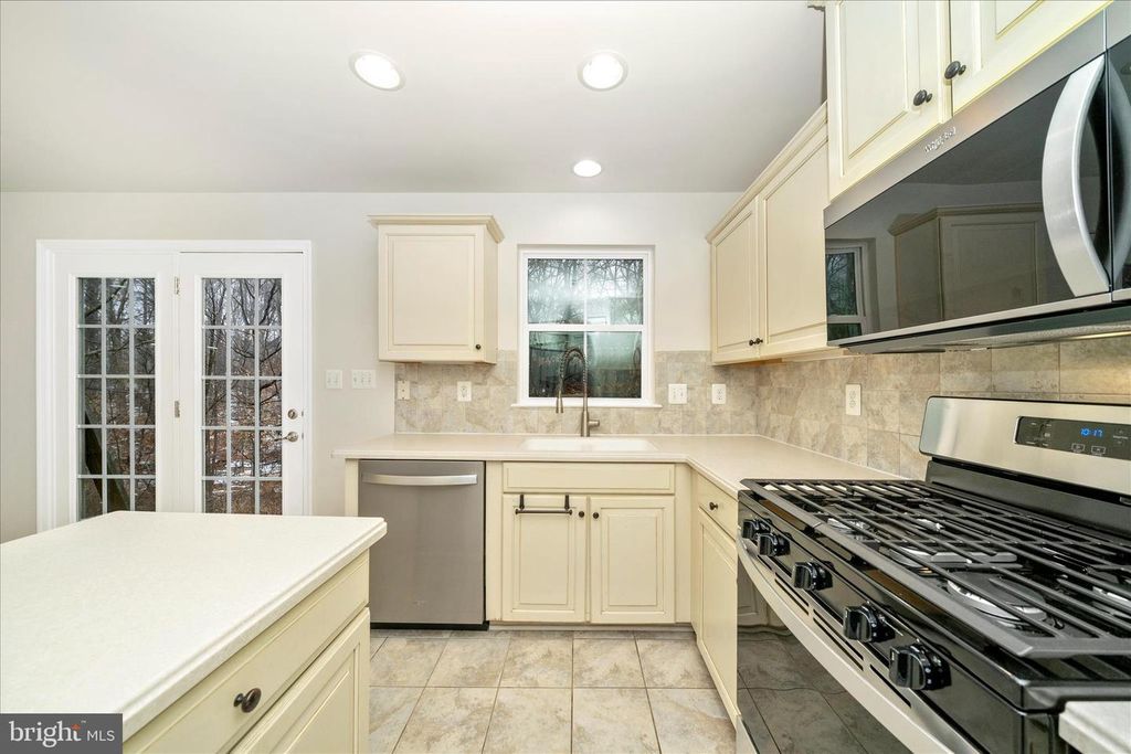 Image 18 of property listing at 7014 LINDEN AVE, Elkridge, MD 21075