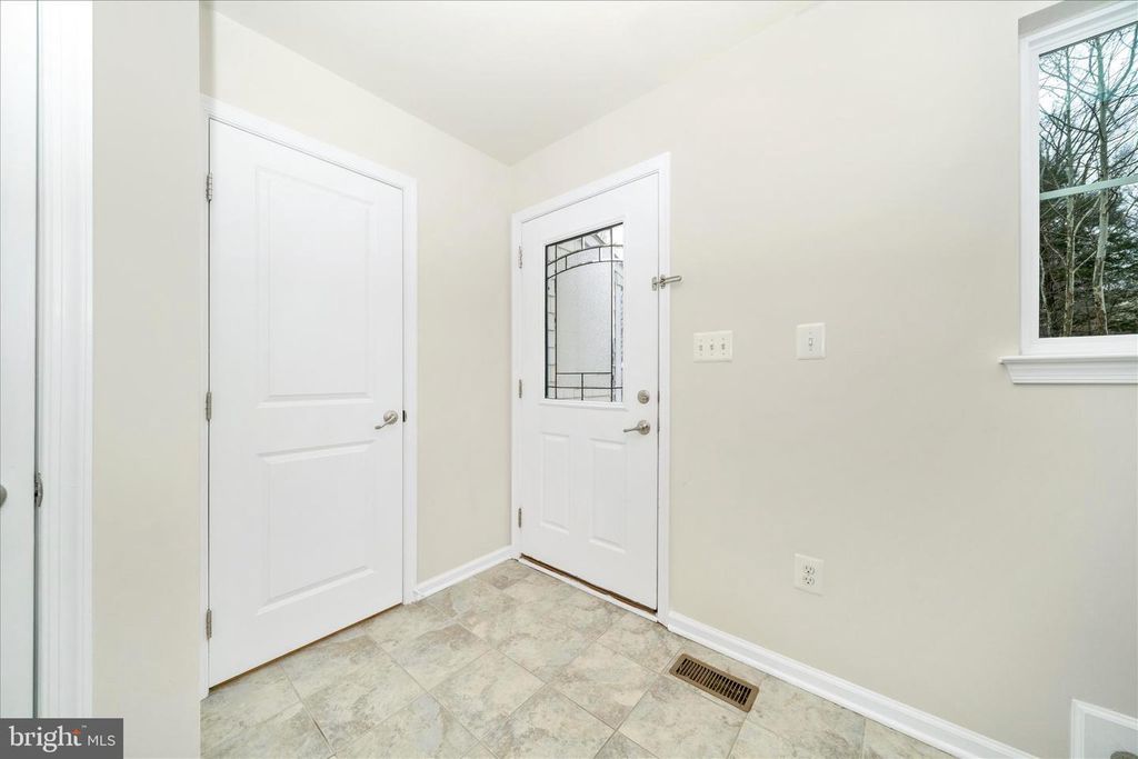 Image 8 of property listing at 7014 LINDEN AVE, Elkridge, MD 21075