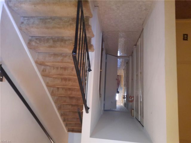 626 Red Horse LN, Virginia Beach, VA 23462