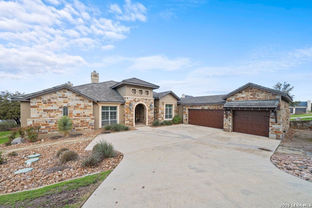 538 Oak Shores Drive, Canyon Lake, TX 78133