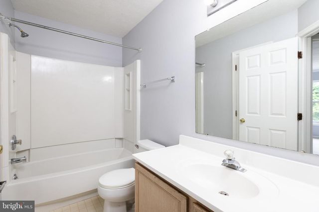 872 N WATERFORD LN, Wilmington, DE 19808