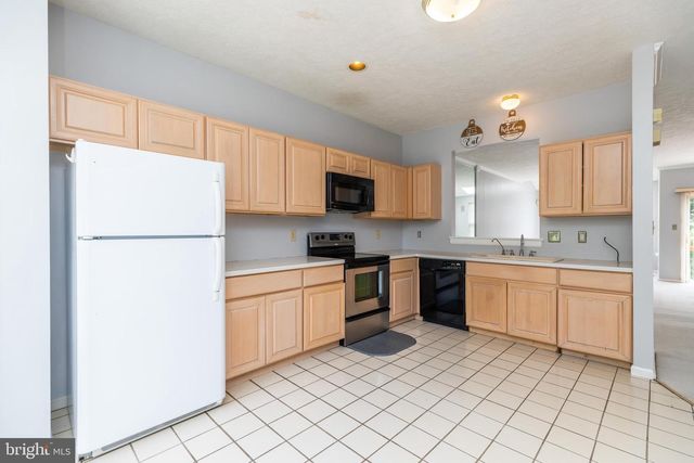 872 N WATERFORD LN, Wilmington, DE 19808