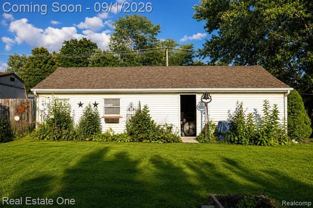 206 Broadway, Davisburg, MI 48350