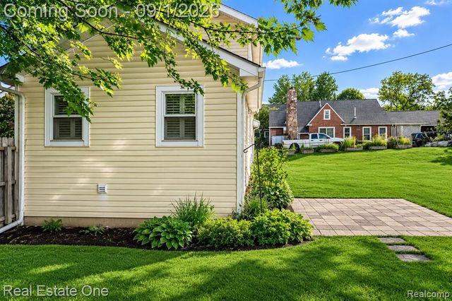 206 Broadway, Davisburg, MI 48350