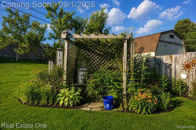 206 Broadway, Davisburg, MI 48350