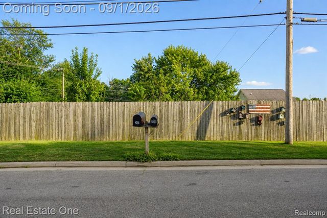 206 Broadway, Davisburg, MI 48350