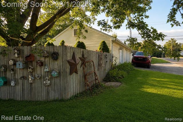 206 Broadway, Davisburg, MI 48350