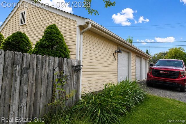206 Broadway, Davisburg, MI 48350