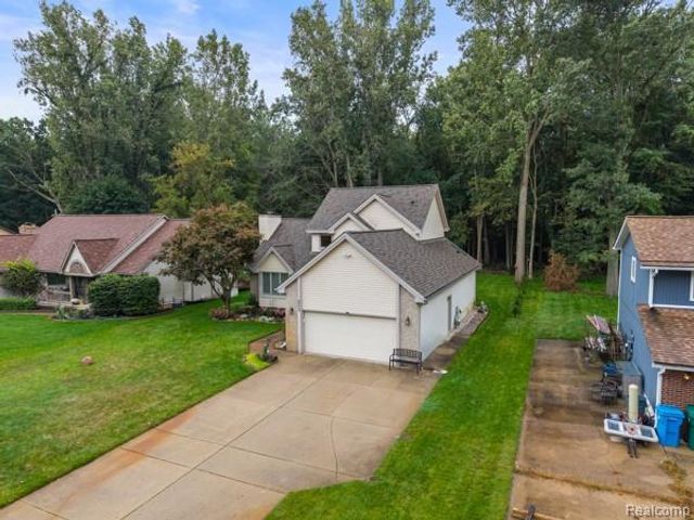 9533 Chaumont Drive, Commerce Charter Township, MI 48382