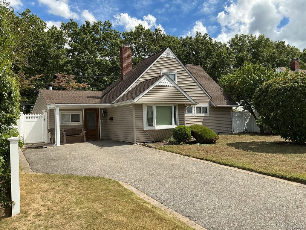 152 Choir Lane, Westbury, NY 11590 — exterior