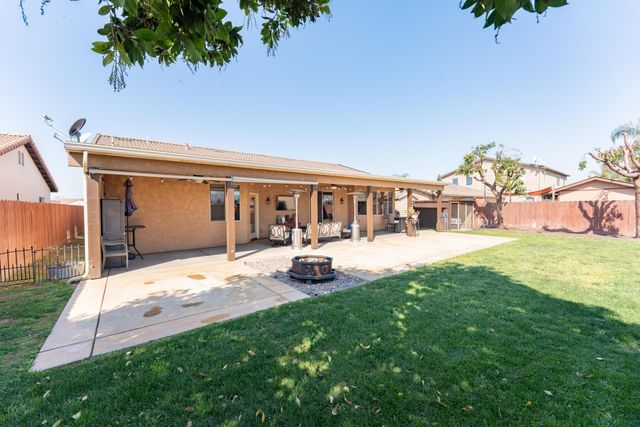 936 N Red Oak Street, Porterville, CA 93257