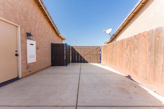 936 N Red Oak Street, Porterville, CA 93257