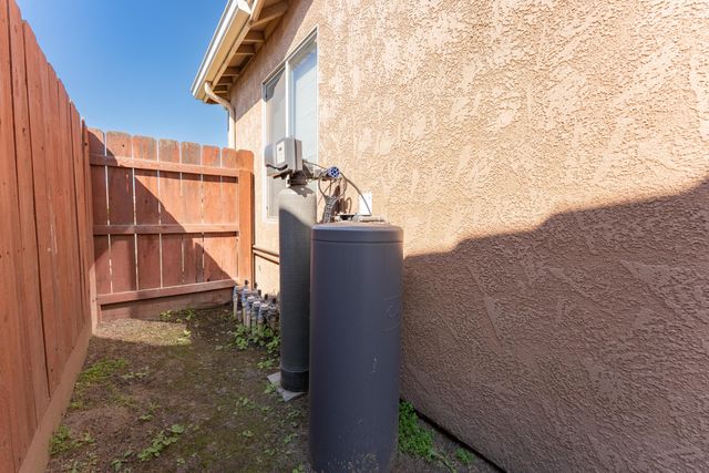 936 N Red Oak Street, Porterville, CA 93257