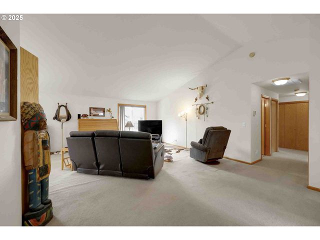 2451 BOWTIE Ave, Eugene, OR 97404