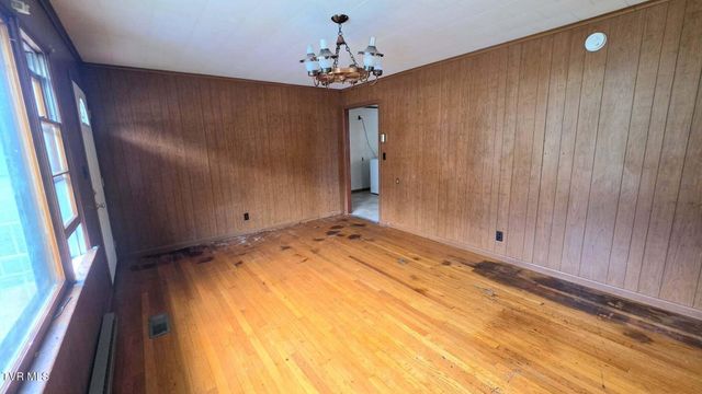 2704 East 6th Avenue, Big Stone Gap, VA 24219