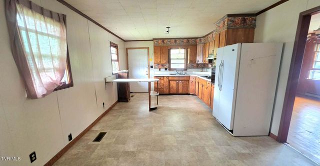 2704 East 6th Avenue, Big Stone Gap, VA 24219