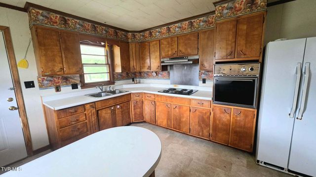 2704 East 6th Avenue, Big Stone Gap, VA 24219