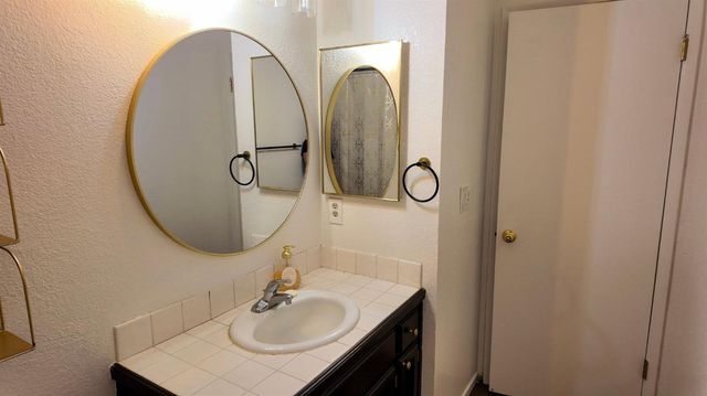 1830 Lakeshore Dr, Lodi, CA 95242