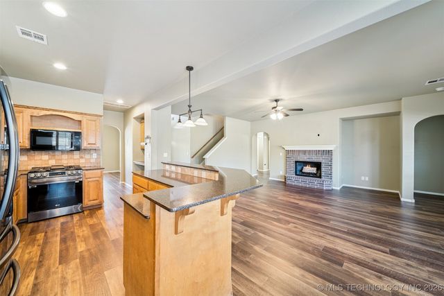 11710 S Willow Place, Jenks, OK 74037