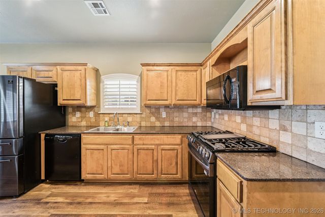 11710 S Willow Place, Jenks, OK 74037