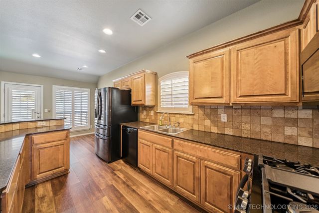 11710 S Willow Place, Jenks, OK 74037