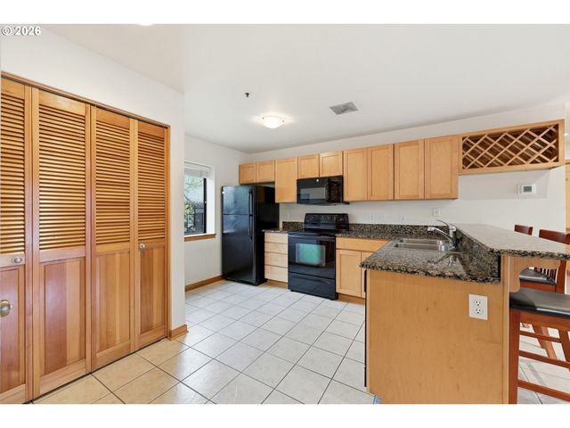 910 Nw NAITO Pkwy Nw I-12, Portland, OR 97209