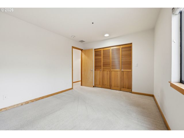 910 Nw NAITO Pkwy Nw I-12, Portland, OR 97209