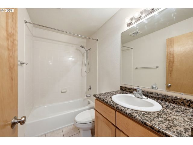 910 Nw NAITO Pkwy Nw I-12, Portland, OR 97209