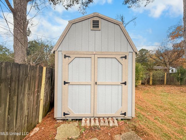 5255 Parkway Drive, Jackson, MS 39211