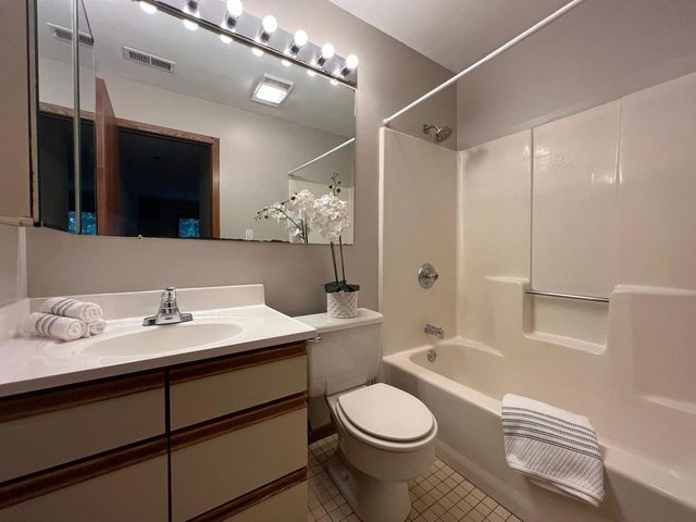 1503 N Milwaukee Avenue 4B, Libertyville, IL 60048
