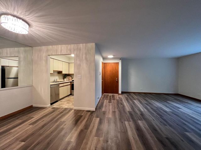 1503 N Milwaukee Avenue 4B, Libertyville, IL 60048